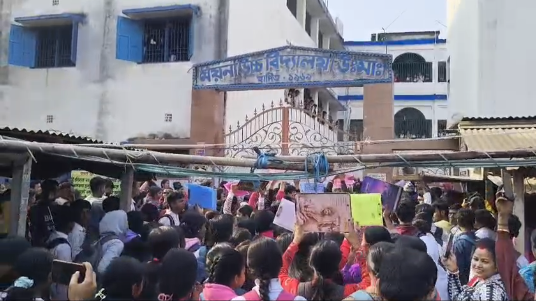 Malda: lock school gate in Gazol over alleged excess admission fees, block national highway